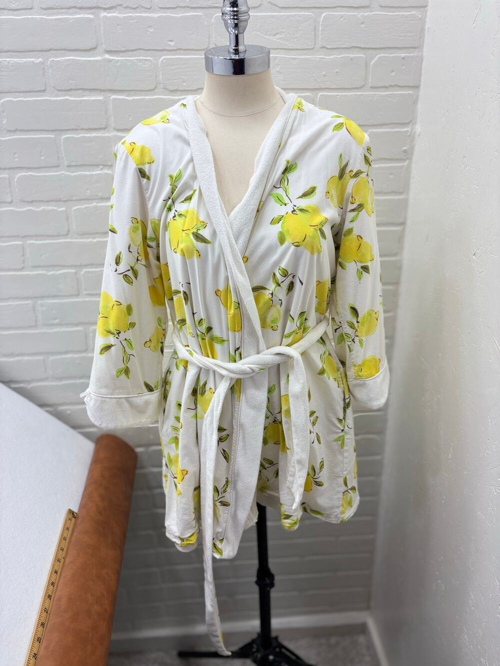 Kate Spade New York Woman’s XS/S Lemon Print Plush Bathrobe White Yellow C12